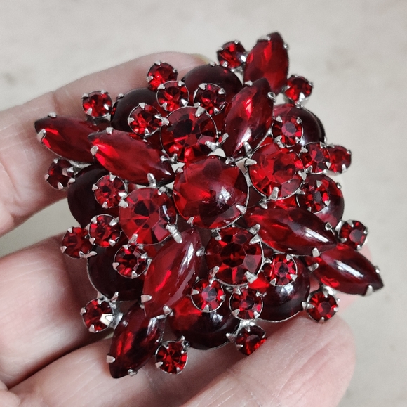 Exquisite Vintage Confirmed Juliana Garnet Red Glass Brooch - Picture 15 of 16
